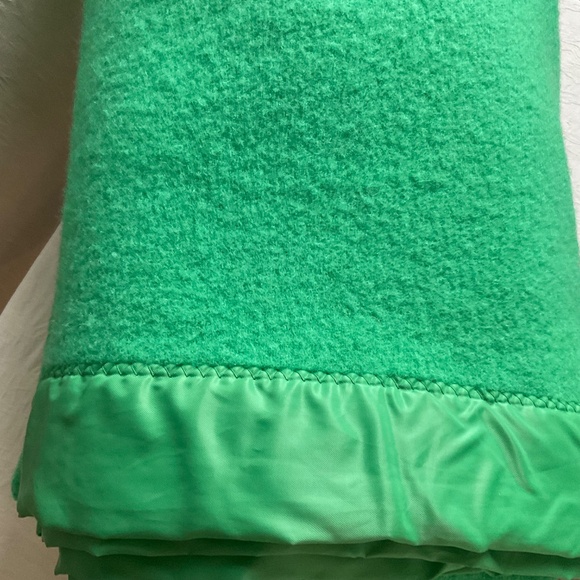 Wool Blanket Green Old Mill Glen Laine by Bainton 100% Wool Blanket Satin Trim - Picture 8 of 13